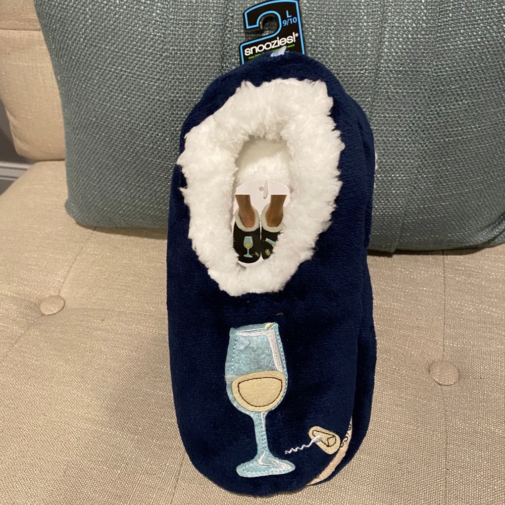 NWT snoozies wine slippers L 9/10